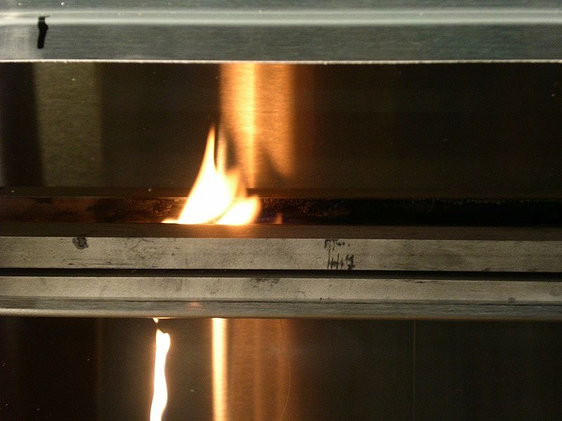 Test zur horizontalen Brenngeschwindigkeit. Von der Prüfplatte tropft brennendes Material nach unten.
